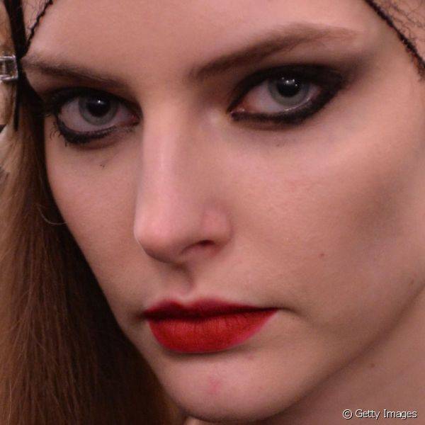 Monique Lhuillier garantiu visual poderoso com olhos esfumados de sombra preta e batom vermelho